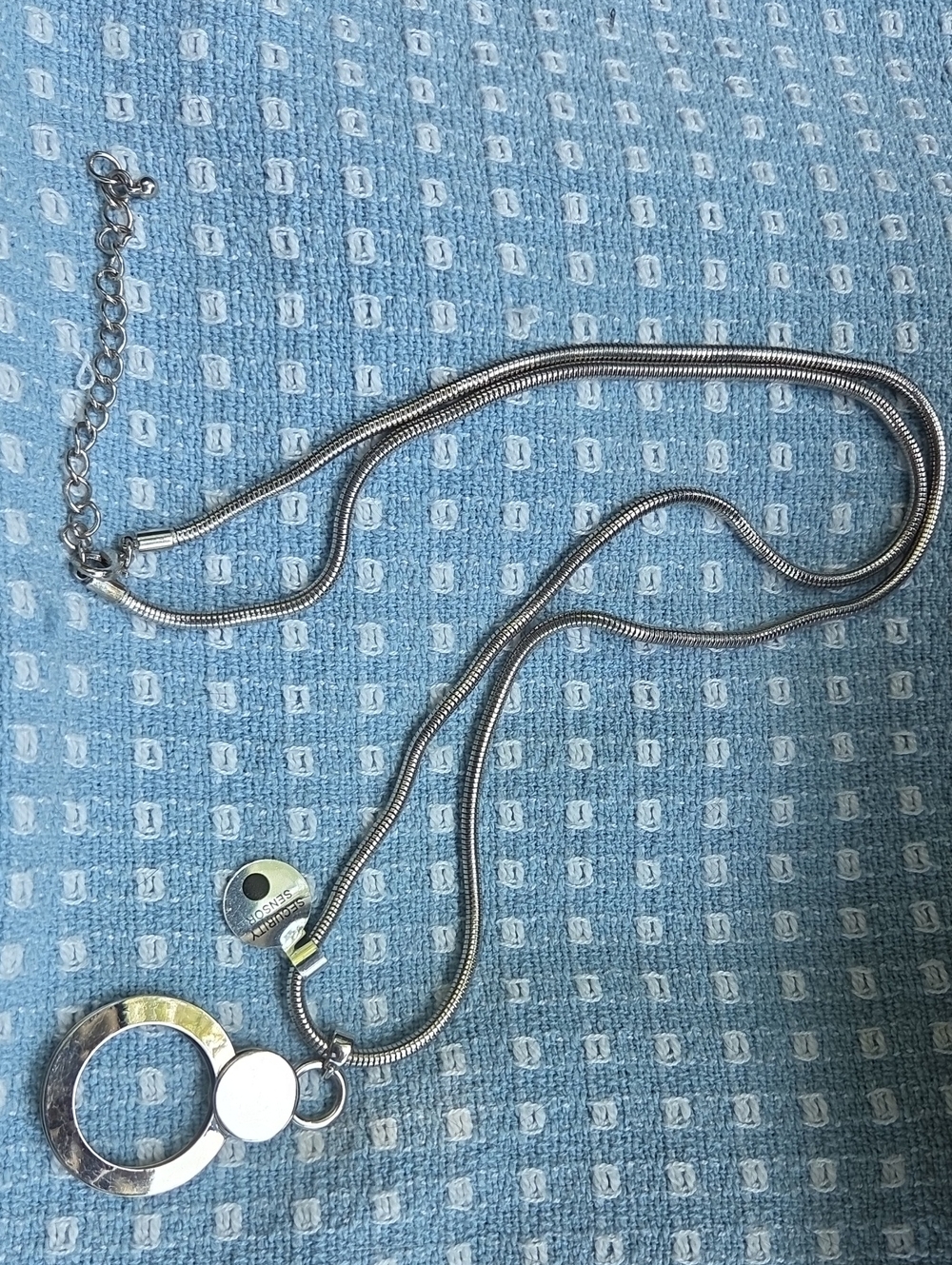 Silver Snake Open Circle Chain Circle Pendant Necklace. NWT.